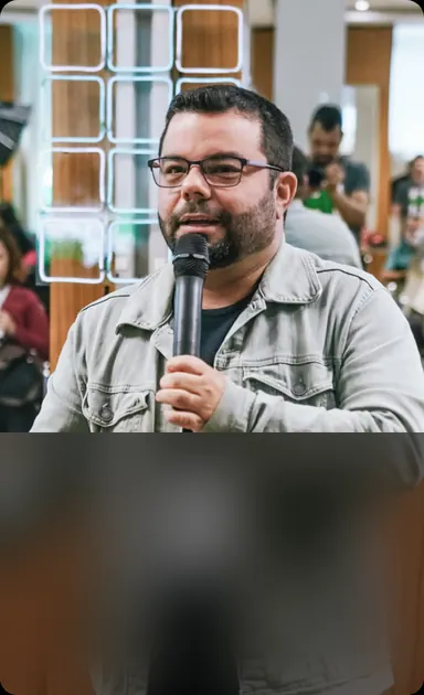 Sydney de Menezes com o microfone num evento