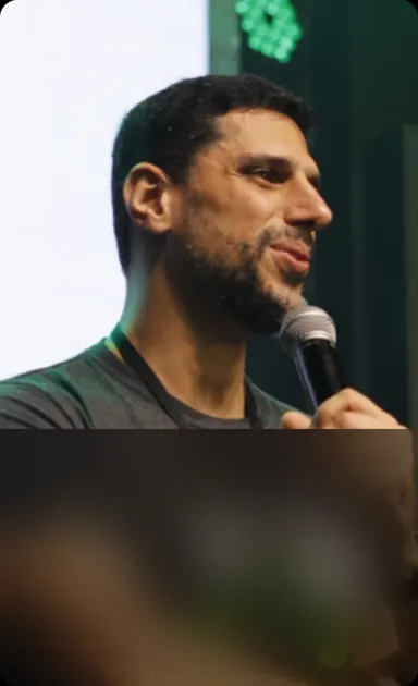 Pedro Franco falando ao microfone